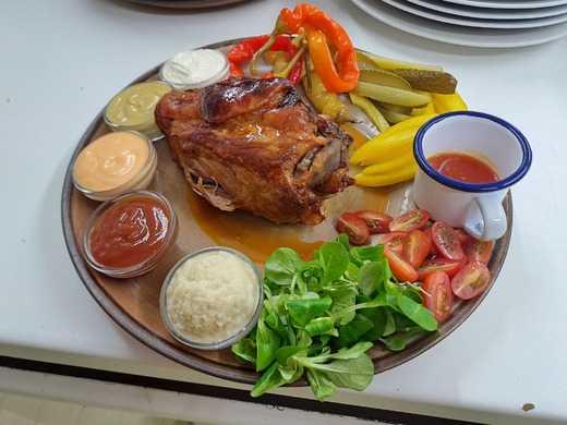 luxusní pečené kolínko od kuchaře v autokempu Milovice